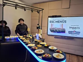 Caterer kredenzen Käsekrainer, Erdbeerknödel und Co am ESC
