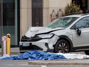 Pkw rast in Leipzig in Menschenmenge: Zwei Tote