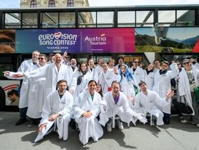 ESC-Fans huldigten mit Bademantel-Fahrt Udo Jürgens