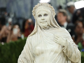 Stars feiern Mode und Kunst bei Met-Gala - Klum als Statue