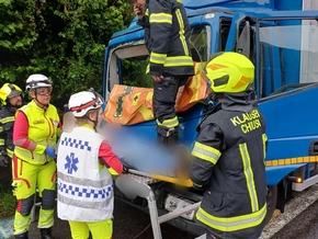 Lkw-Unfall auf A22: Fahrer in Kabine eingeklemmt