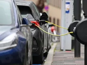 IEA: Hohes Ölpreisniveau kann globalen E-Auto-Boom antreiben