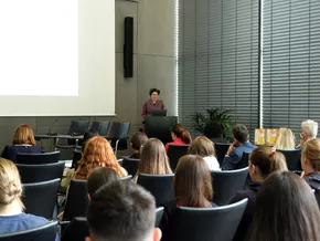 Schülerinnen und Schüler diskutieren über den Black Friday