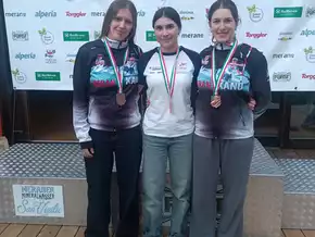 Drei SCM-Slalom-Kanutinnen freuen sich über Team-Bronze