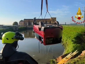 Tragischer Unfall: Kleinbus stürzt in Kanal – drei Tote