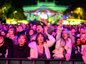 ESC-Halbfinale am Rathausplatz: Fans vs. Herbstfeeling