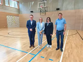 PNRR investiert in nächste Generation: Schulsportanlagen besichtigt