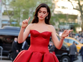 Oscar-Preisträgerin Anne Hathaway präsentiert Babybauch
