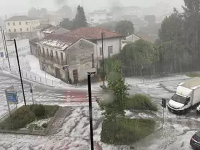 Wie im Winter: Hagel färbt Pordenone weiß