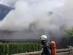 Dachstuhlbrand in Völs fordert Großaufgebot an Einsatzkräften