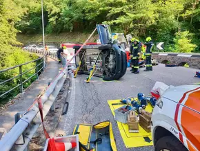 Gampenstraße: Auto überschlägt sich aus unbekannter Ursache