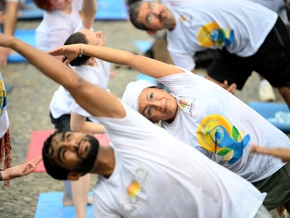 Tausende Yogafans auf dem New Yorker Times Square