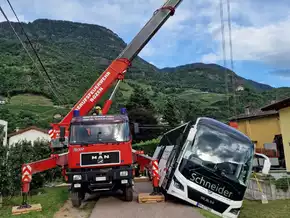 Bus in Sinich aus Böschung geborgen