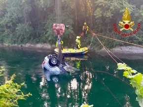 Tragödie: Drei Jugendliche sterben nach Sturz ihres Autos in einen Kanal