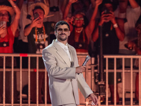 Bad Bunny trug Jacke von oberösterreichischem Eisstockverein