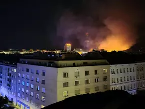 85 Menschen bei Dachbrand in Wien aus Wohnhaus evakuiert