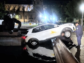 Heißhunger: Mann fährt gegen Brunnen und isst weiter