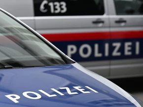 Jogger von Unbekannten mit Waffe überfallen