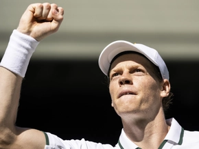 Wimbledon-Topfavorit Sinner stürzt und siegt in fünf Sätzen
