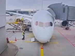 Frankfurt: Hier knickt ein Passagierflugzeug ein