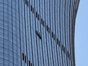Kleinflugzeug gegen Hochhaus in Peking geprallt