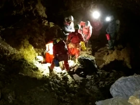 Junger Höhlenforscher nach stundenlanger Rettung geborgen