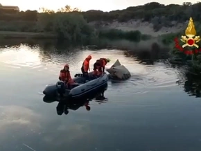 Mit XXL-Luftkissen: Feuerwehr rettet Kuh vor dem Ertrinken
