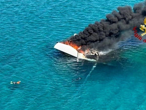 Segelboot brennt und sinkt