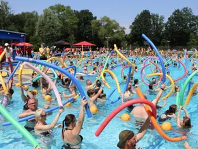 Bremen knackte Poolnudel-Rekord mit 434 Teilnehmern