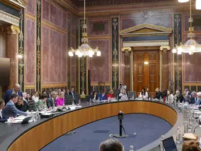Kompatscher berichtet Außenpolitischem Ausschuss über Reform