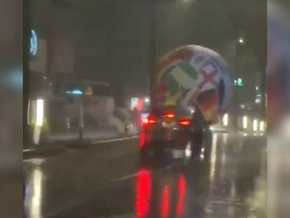 XXL-Fußball wird auf die Straße geweht