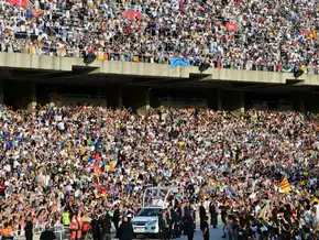 Papst hält Vigilie mit 40.000 Teilnehmern in Barcelona