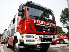 Blitz traf Stromleitung - Zwei Feuerwehrmänner verletzt