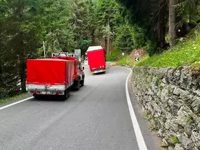 Stilfserjochstraße: Lkw gerät in missliche Lage