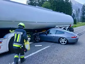 Porsche unter Lkw 30 Meter mitgeschleift