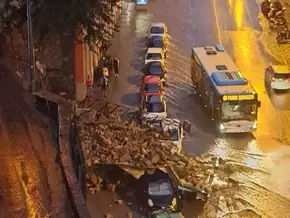Unwetter-Chaos in Triest: Stützmauer bricht ein und kracht auf Autos