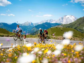 Maratona dles Dolomites-Enel: Eine Fahrt im Zeichen des Friedens durch die Dolomiten