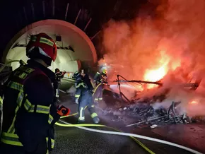 Lieferwagen brennt auf der A22 vollständig aus