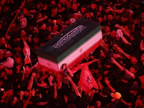 Sarg Khameneis für Begräbnis in Mashhad eingetroffen