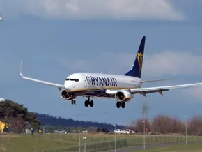 Ryanair: Unfall mit Flugzeugfenster wohl durch Fremdkörper