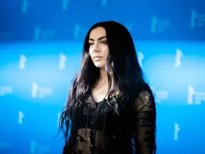 Charli XCX veröffentlicht neues Album "Music, Fashion, Film"