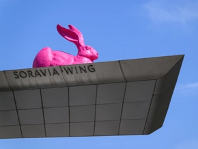 Ein Riesenhase hat es sich auf der Albertina bequemgemacht