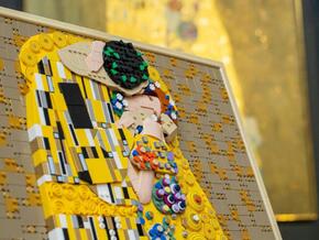 Lego und Belvedere legen Klimts “Kuss” als Bauprojekt auf