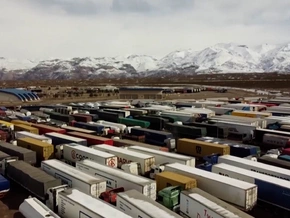 Drei Meter Neuschnee: 600 Lkw stecken fest - VIDEO