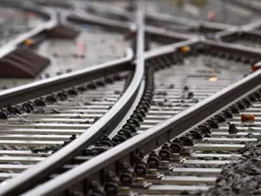 Deutscher Bahn-Mitarbeiter aus Zug gestürzt