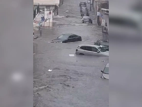Neapel: Autos versinken im Wasser - VIDEO