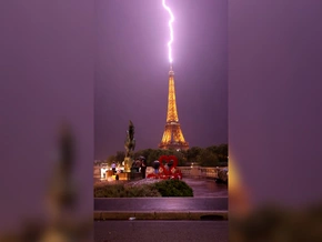 Hier schlägt ein Blitz in den Eiffelturm ein – VIDEO