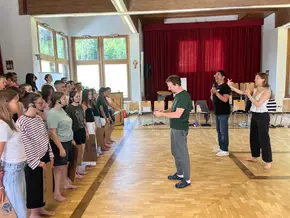 Jugendliche singen Udo Jürgens 