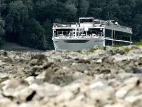 Niedrigwasser auf der Donau schränkt Schifffahrt ein