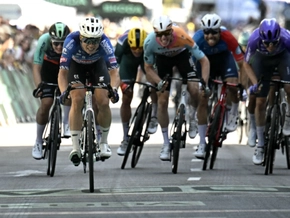 Vor Klettern in Alpen: Sprinter Philipsen holt Etappensieg